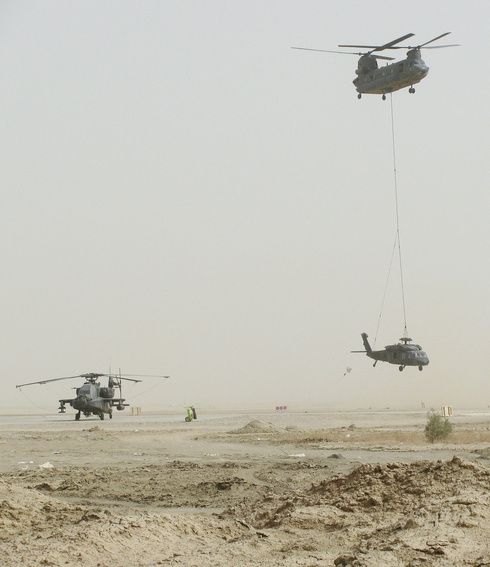 Chinook Helicopter Conducts Sling-Load Operation in Iraq