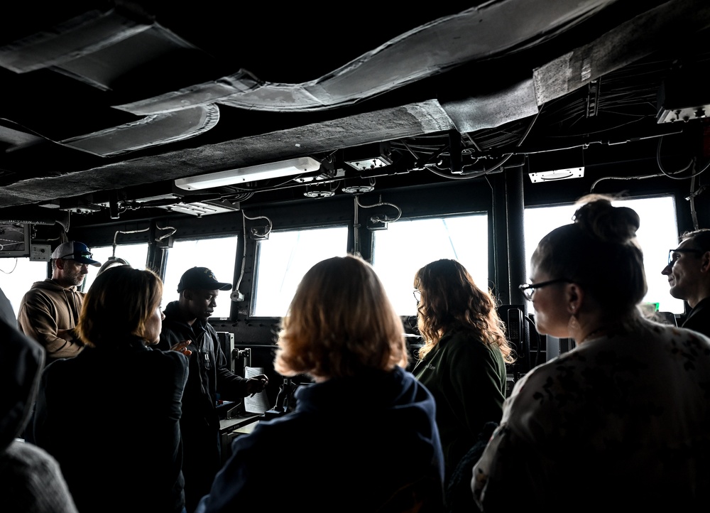 USS Pearl Harbor (LSD 52) Visits Naval Surface Warfare Center, Port Hueneme Division