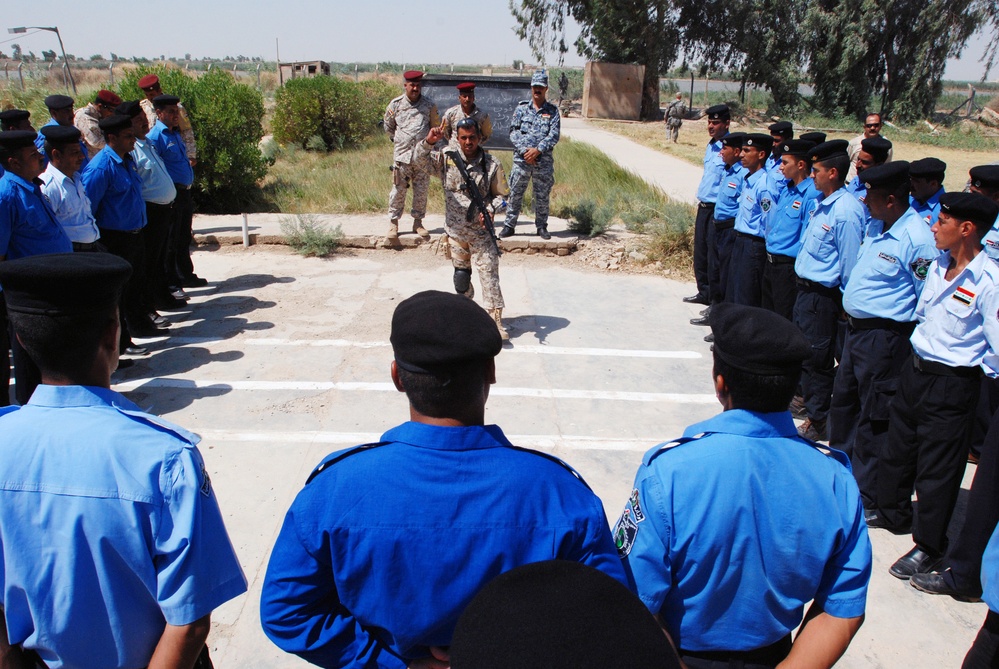 Iraqi Police Trainees Learn Rifle Firing Techniques