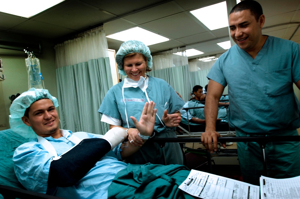 Nicaraguan Teen Undergoes Surgery to Separate Fused Fingers, Hopes to Become Surgeon