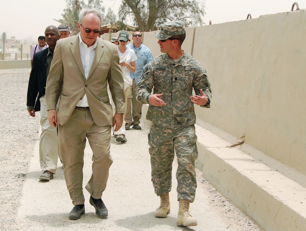 U.S. Ambassador to Iraq Meets with Army Commander in Iraq