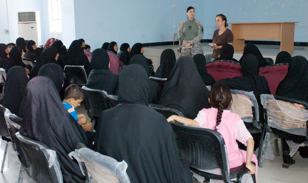 Army Captain Addresses Iraqi Women at Conference in Zabir