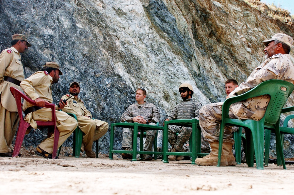 Military Forces Discuss Border Security at Nawa Pass