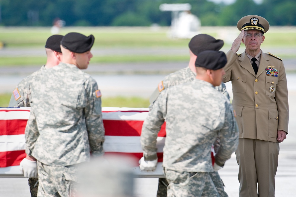 Adm. Mullen Honors Fallen Soldier at Dover Air Force Base
