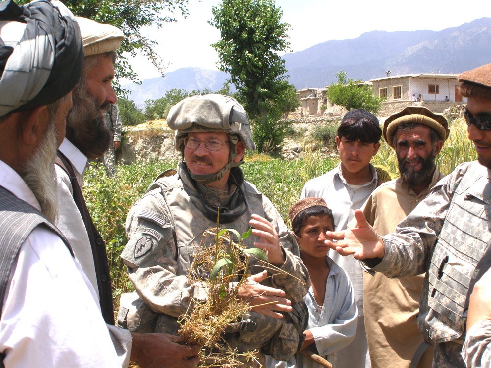 Army Colonel Meets with Afghan Village Elders to Discuss Agribusiness Project