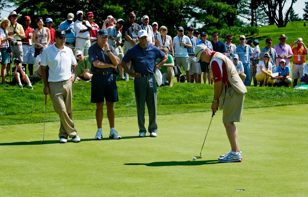 Marine Gunnery Sgt. Caddies for Tiger Woods at Earl Woods Pro-Am
