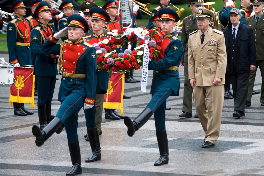 Mullen Lays Wreath at Tomb of the Unknown Soldier in Moscow