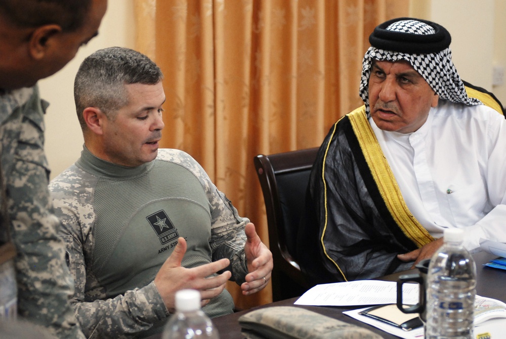 U.S. Army Commander Meets with Iraqi Sheik to Discuss Civil Projects