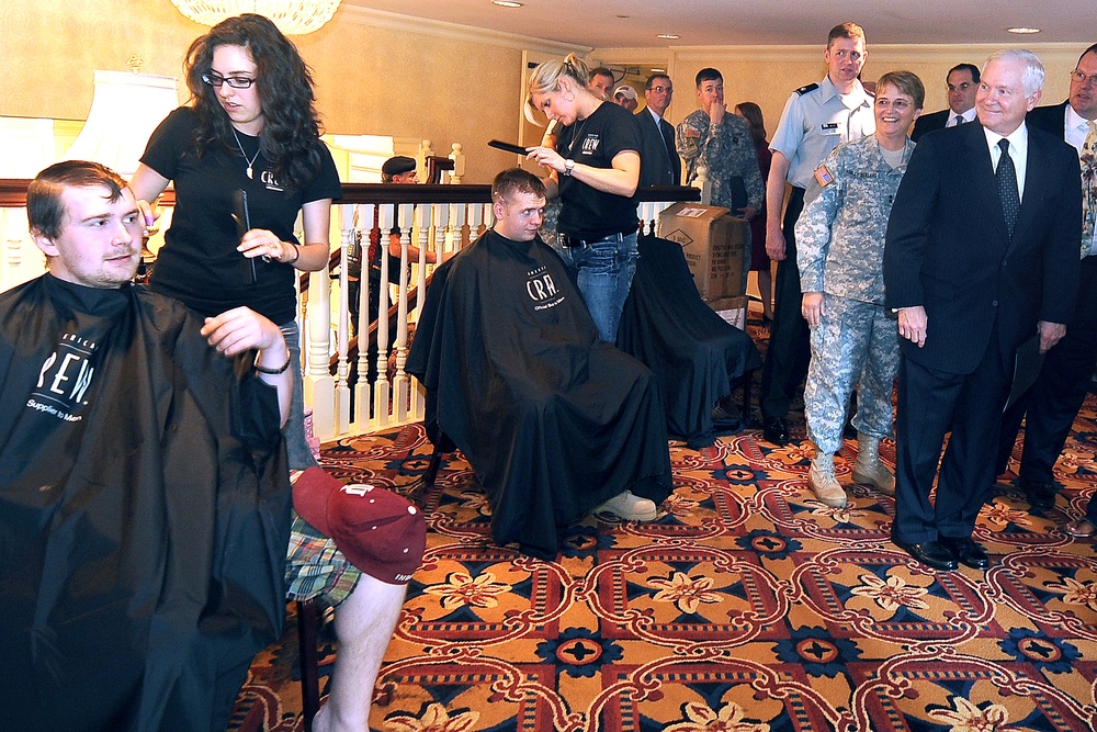 Defense Secretary Gates Visits Wounded Troops at Walter Reed