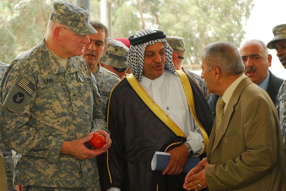 Army General, Iraqi Officials Discuss Boosting Agriculture at Farmers' Market