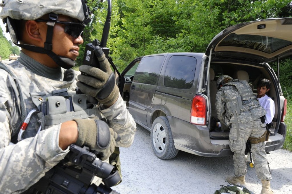 Soldiers Provide Medical Aid During Training Exercise