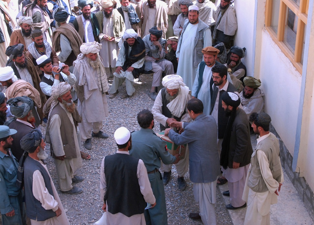 Afghan Officials Distribute Aid to Ease Tensions Between Kuchi and Hazara Tribes