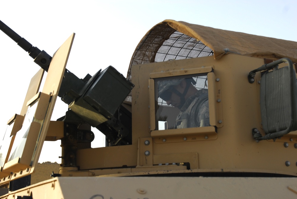 Soldier Demonstrates Weapon Clearing Procedures at Iraq Safety Stand-Down