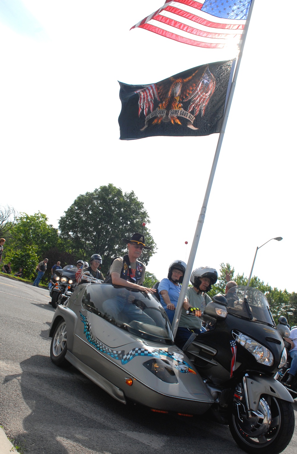 Retired Soldier Rides to Pentagon to Honor POWs and MIAs