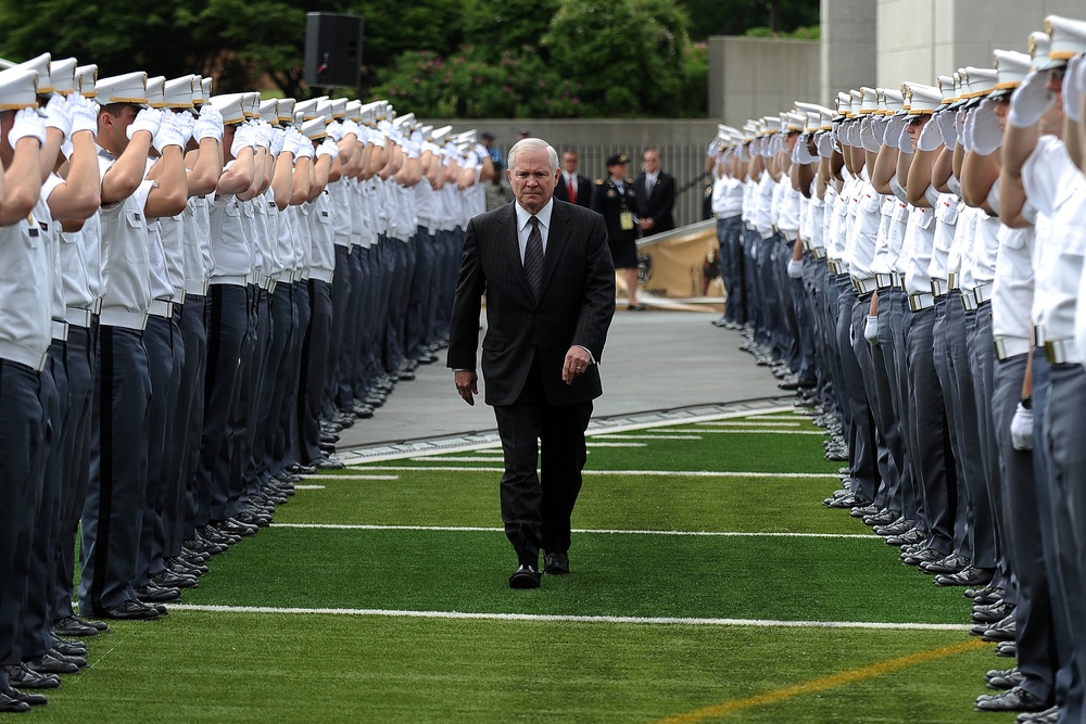 Underclassmen Salute Defense Secretary at West Point Commencement
