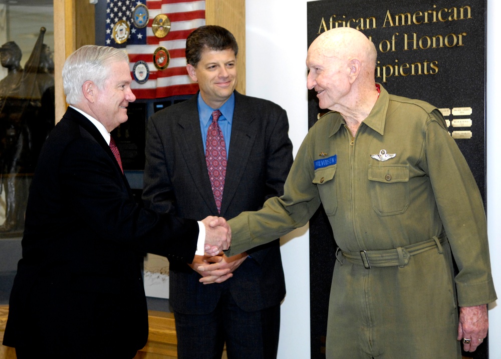 Defense Secretary Honors 'Candy Bomber' at Pentagon Ceremony