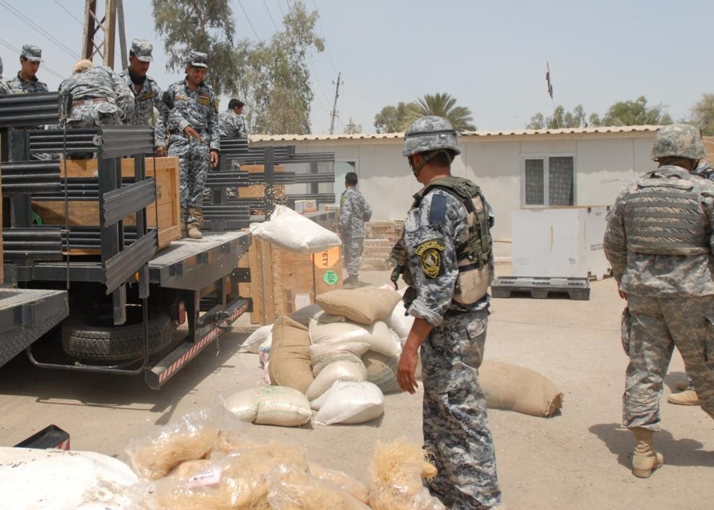 Iraqi National Police Distribute UN Food Aid to Widows in Taji