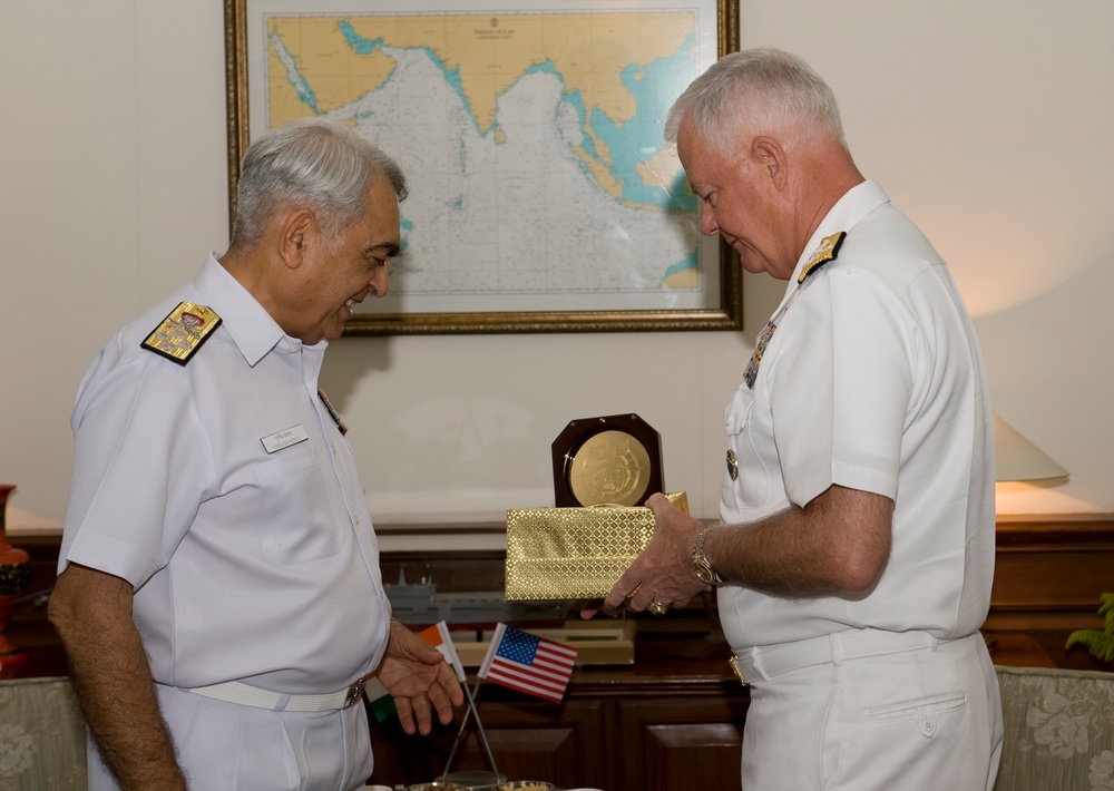 Indian and U.S. Naval Chiefs Exchange Gifts in New Delhi
