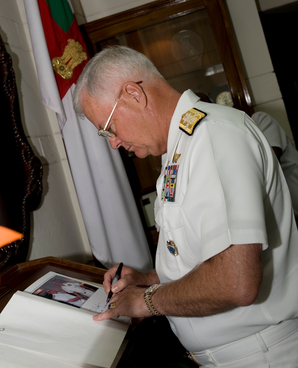 U.S. Pacific Command Chief Signs Guestbook in New Delhi