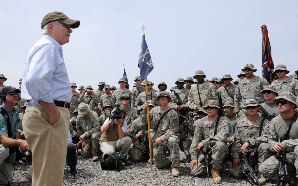 Gates Visits Troops in Afghanistan’s Kandahar Province