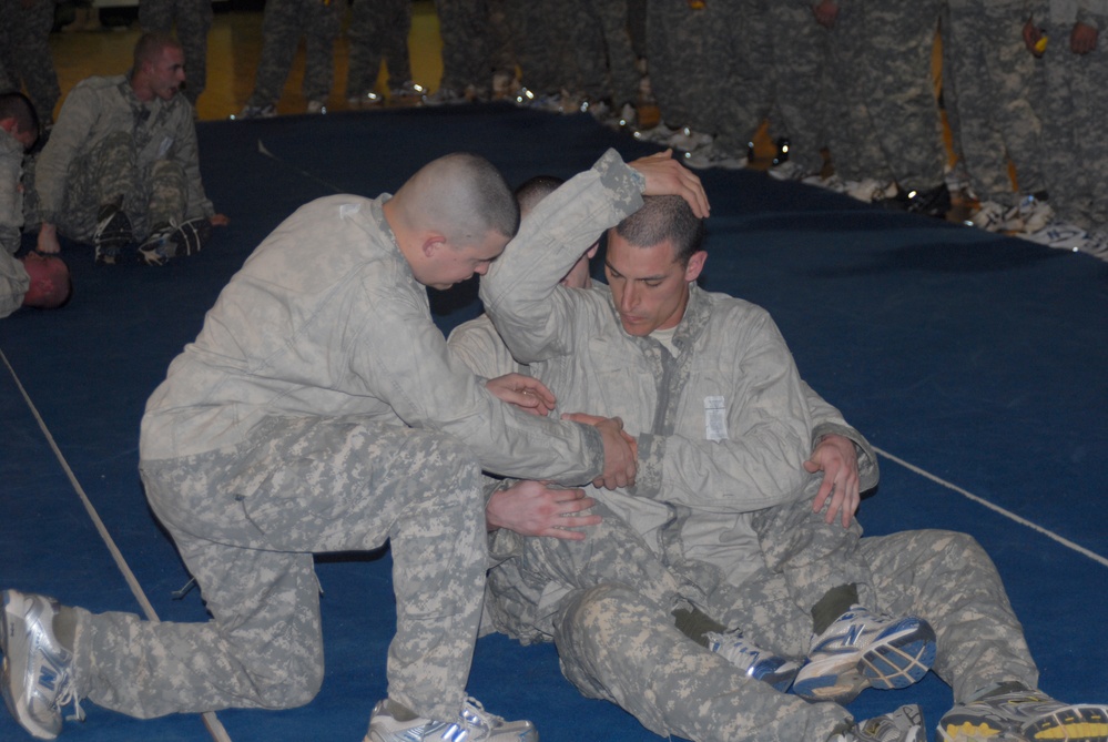 Army Instructor Teaches Combatives Techniques to Soldiers in Training