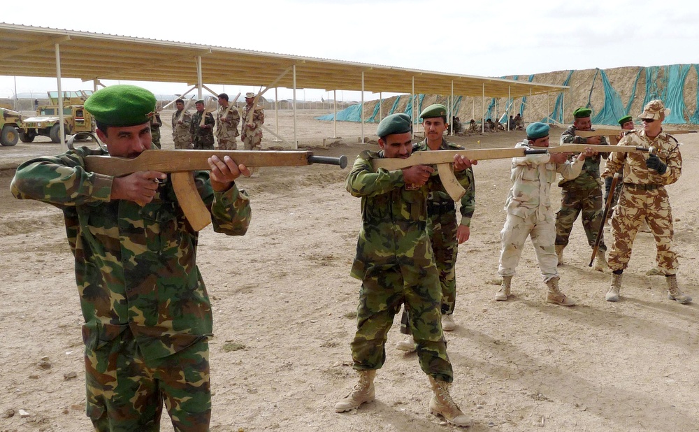 Romanian Soldiers Train Iraqi Troops in Combat Techniques