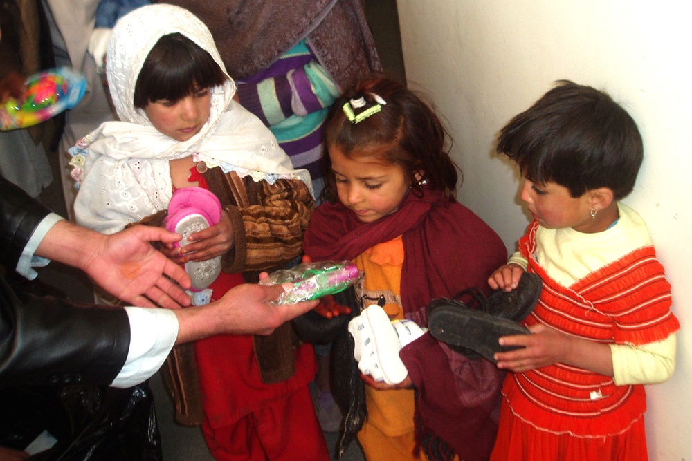 Afghan Forces Distribute Humanitarian Aid at Wardak Women's Center