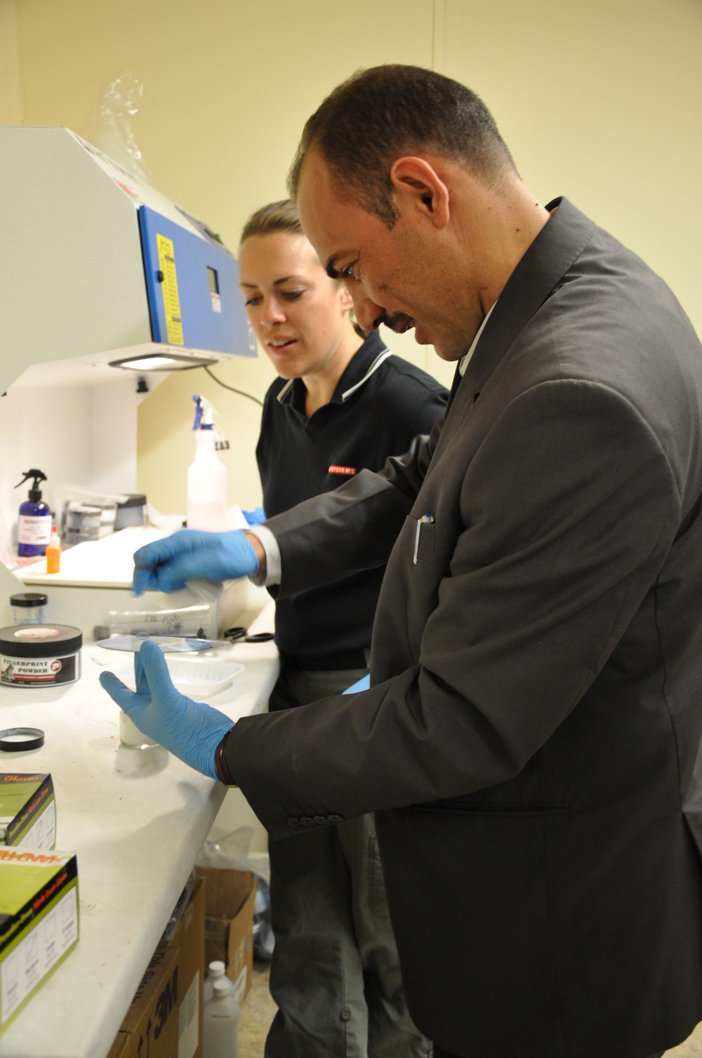 Iraqi Police Forensic Examiner Trains with U.S. Counterpart