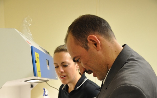 Iraqi Police Forensic Examiner Trains with U.S. Counterpart