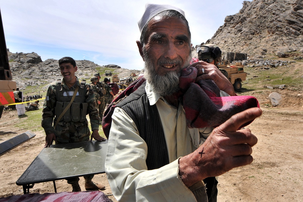 Afghan Army Distributes Aid to Village in Kapisa Province