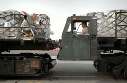 Airmen Unload Cargo from C-17 at Kuwaiti Air Strip