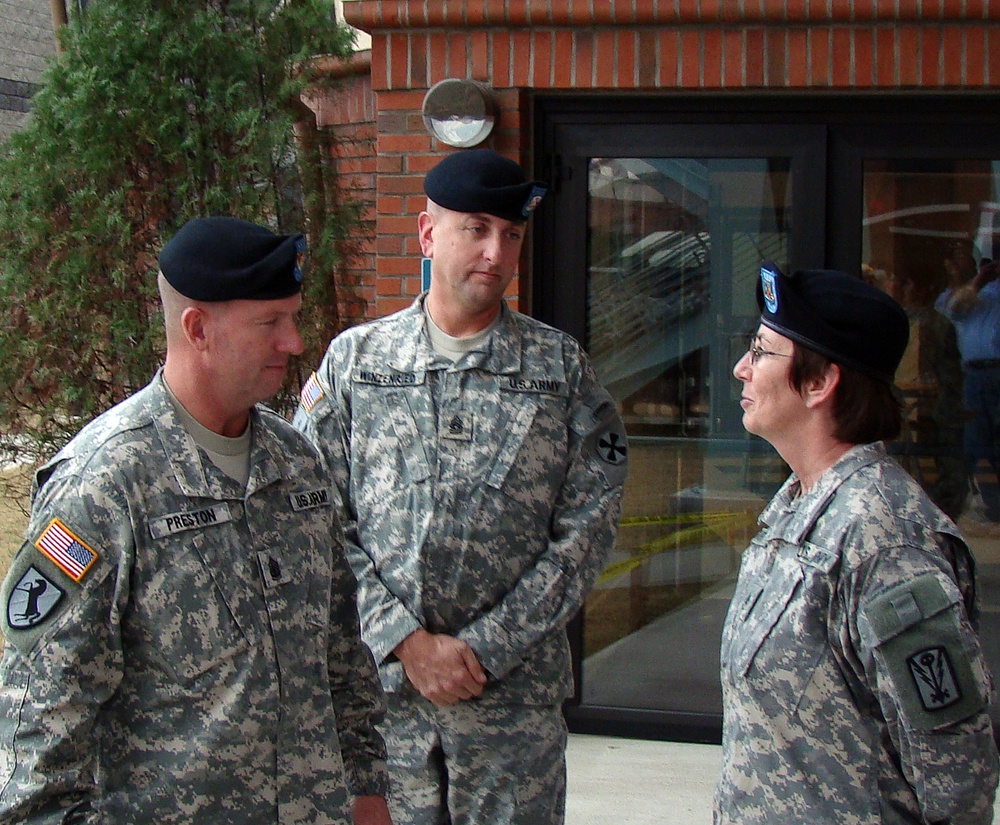 Army NCO Returns to Service After 15-Year Break