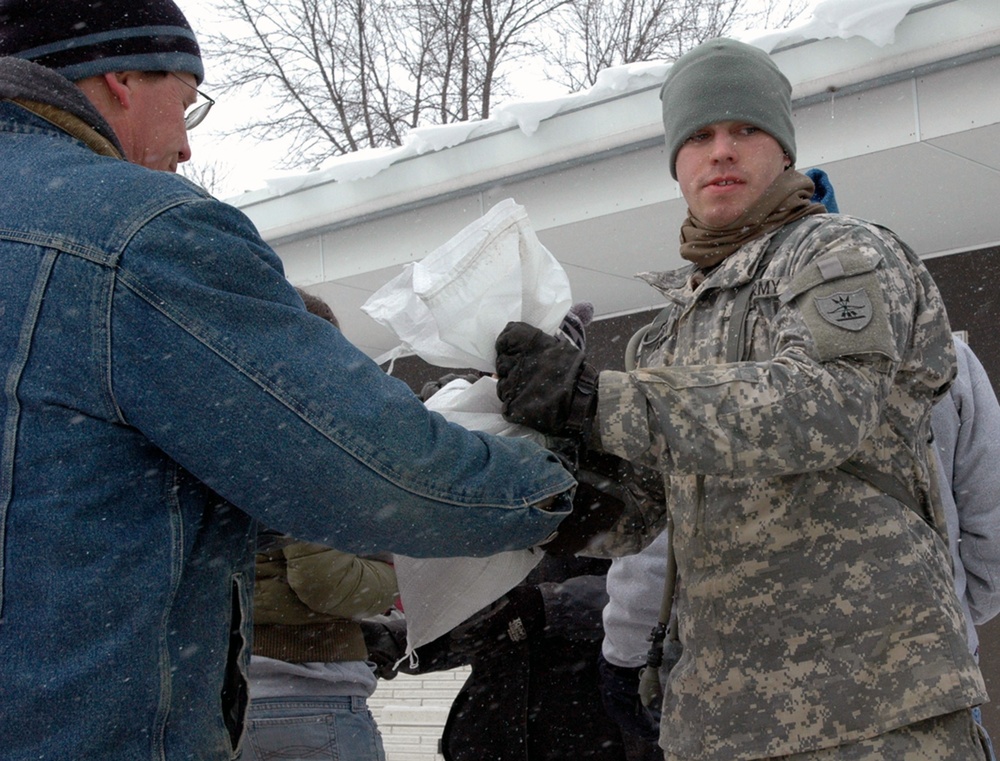 North Dakota National Guard Soldiers Integrate with Civilians to Fight Flood