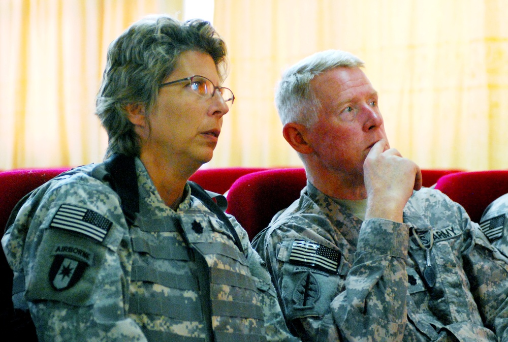 Army Surgeons Observe Gallbladder Surgery at Iraqi Hospital