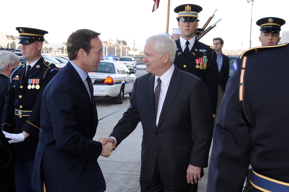 Defense Secretary Gates Welcomes Canadian Counterpart to Pentagon