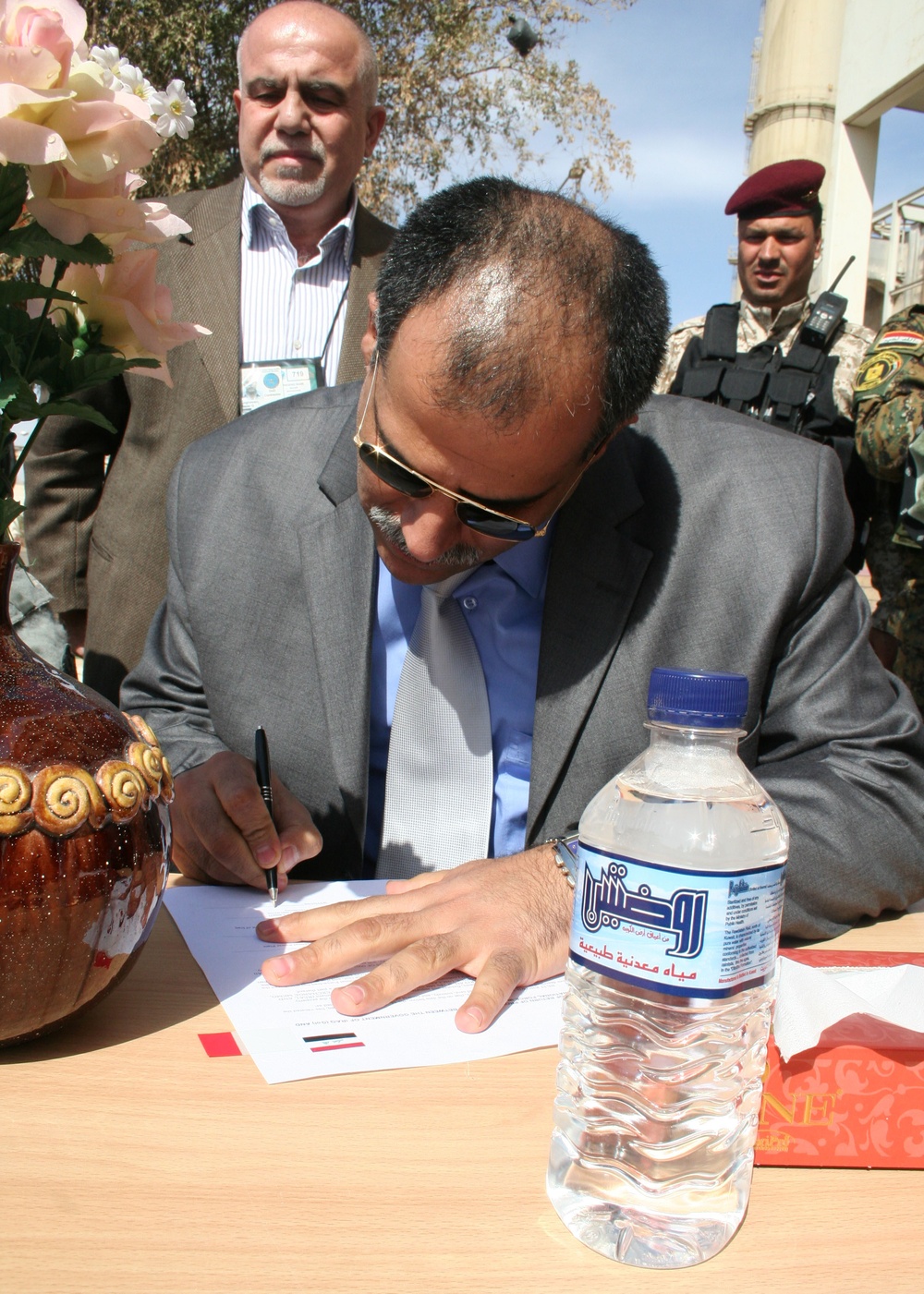 Iraqi Electricity Ministry Official Signs Transfer of Authority Paperwork
