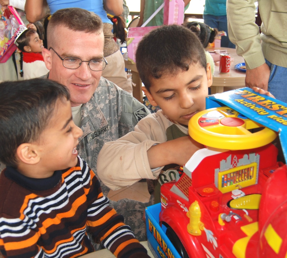 Army Reserve Major Brings Toys to Iraqi Children