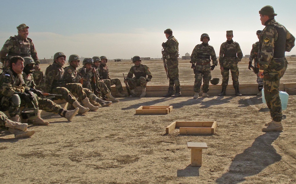 Iraqi Police Special Weapons Team Trains at Convoy Support Center
