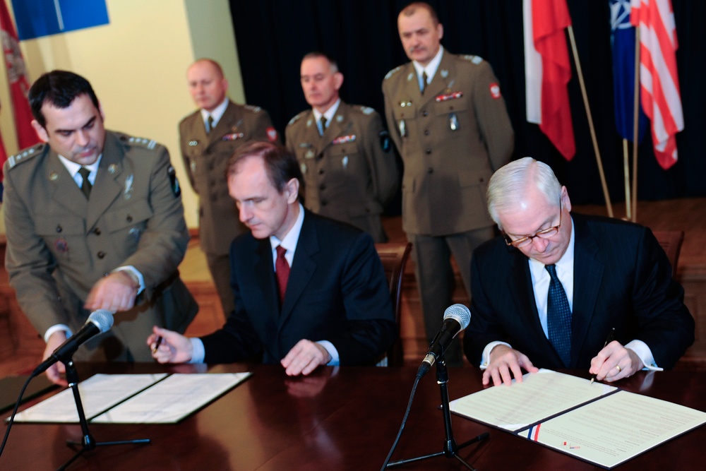 Gates Signs Defense Agreement with Poland in Krakow