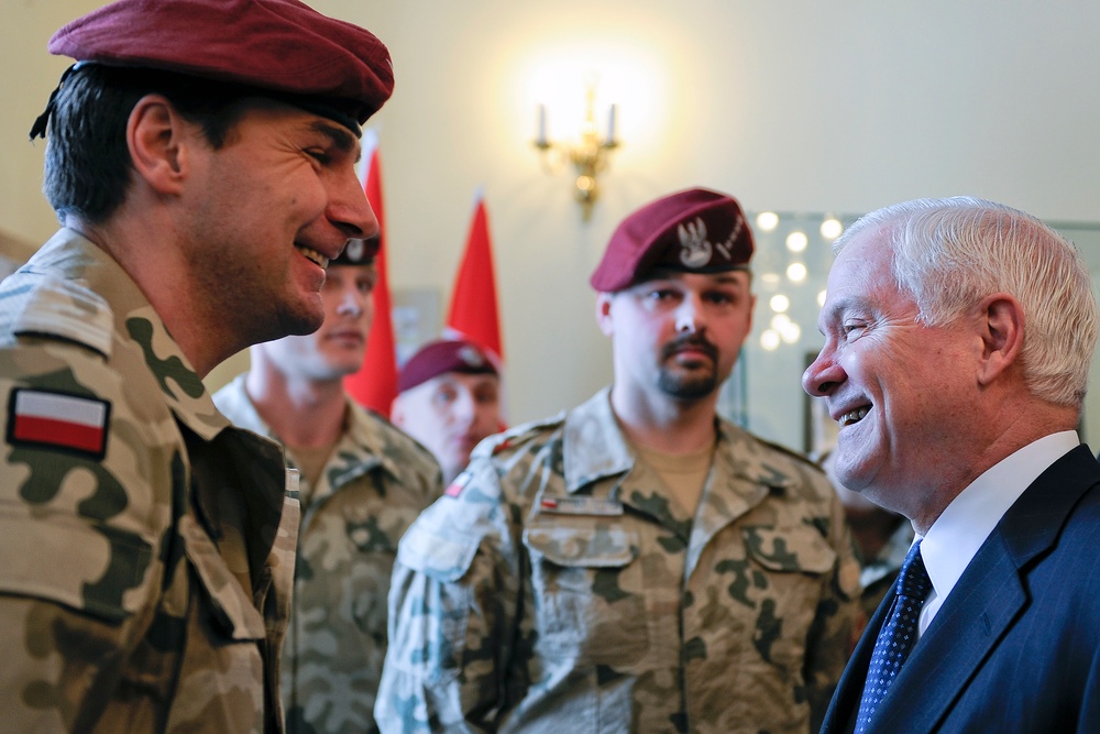 Defense Secretary Gates Meets with Polish Special Forces in Krakow