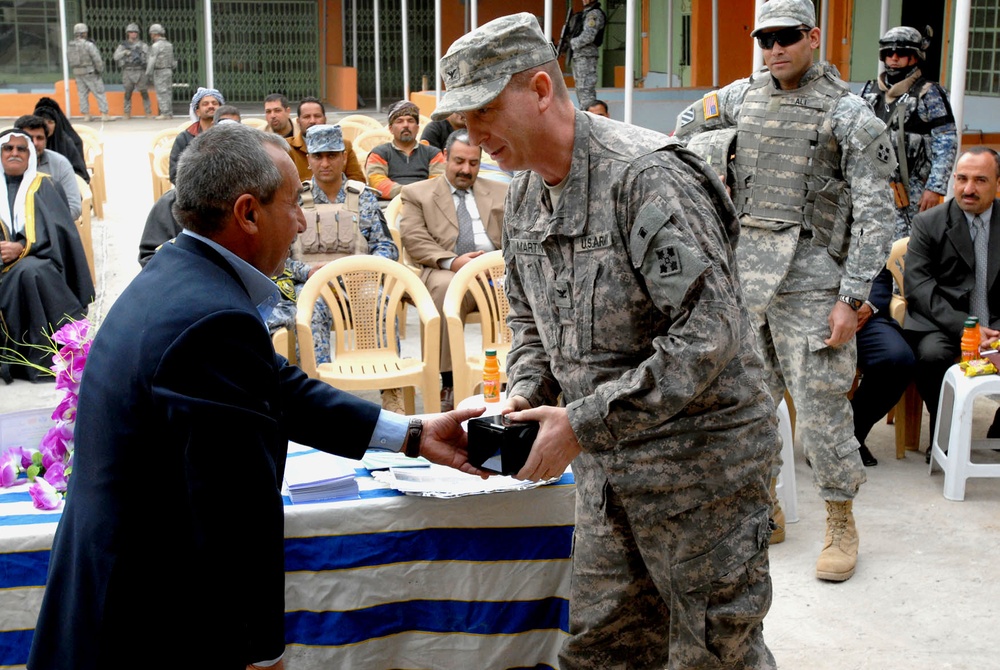 Cooperative Union Chairman Presents Souvenir to Army Colonel at Saydiyah Fish Market Opening