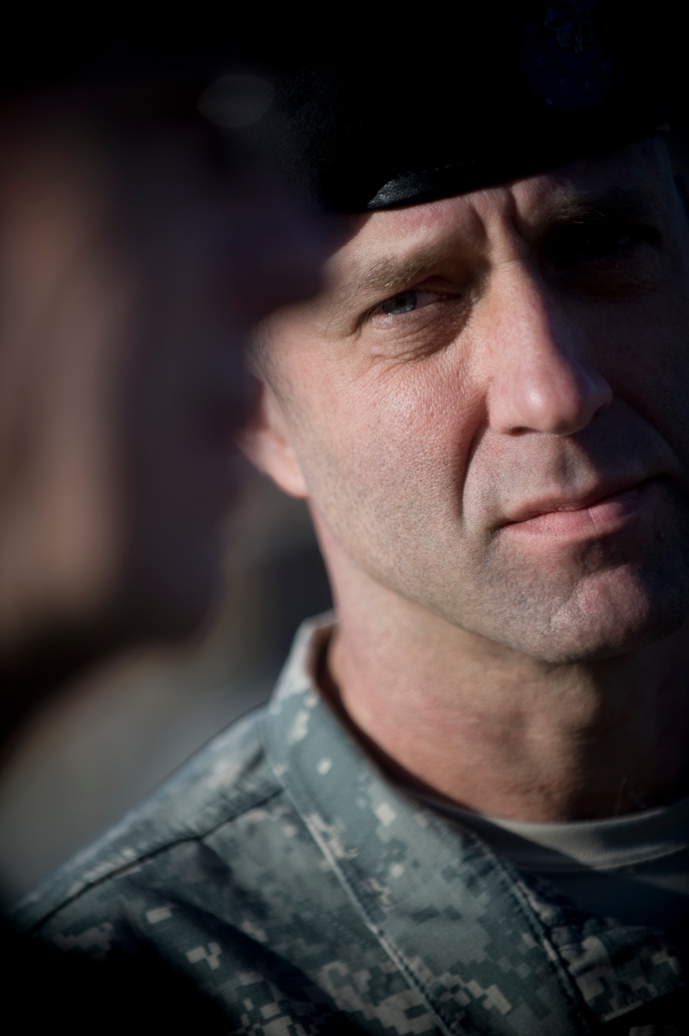 U.S. Army Lt. Col. Listens to Joint Chiefs Chairman at Warrior Transition Unit
