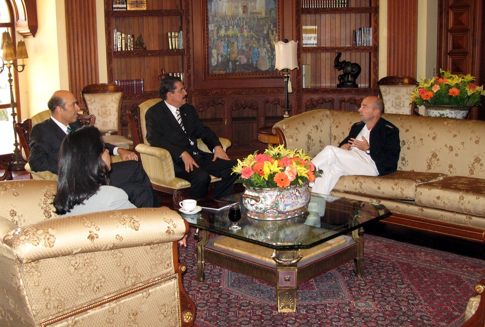 U.S. Southern Command Chief Meets with Honduran President