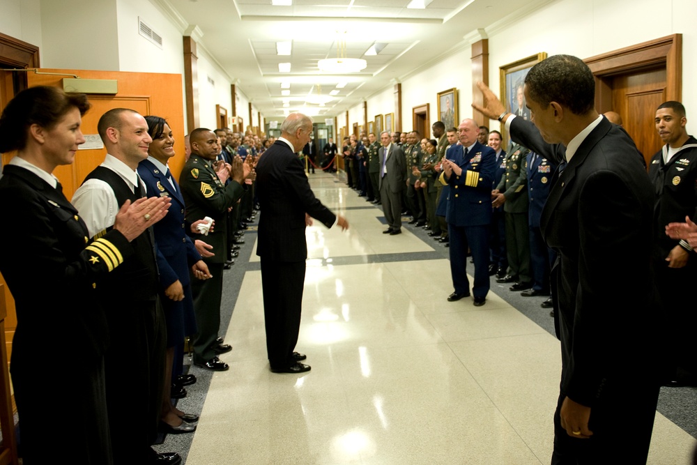 Obama Visits Pentagon, Meets with Military Leaders
