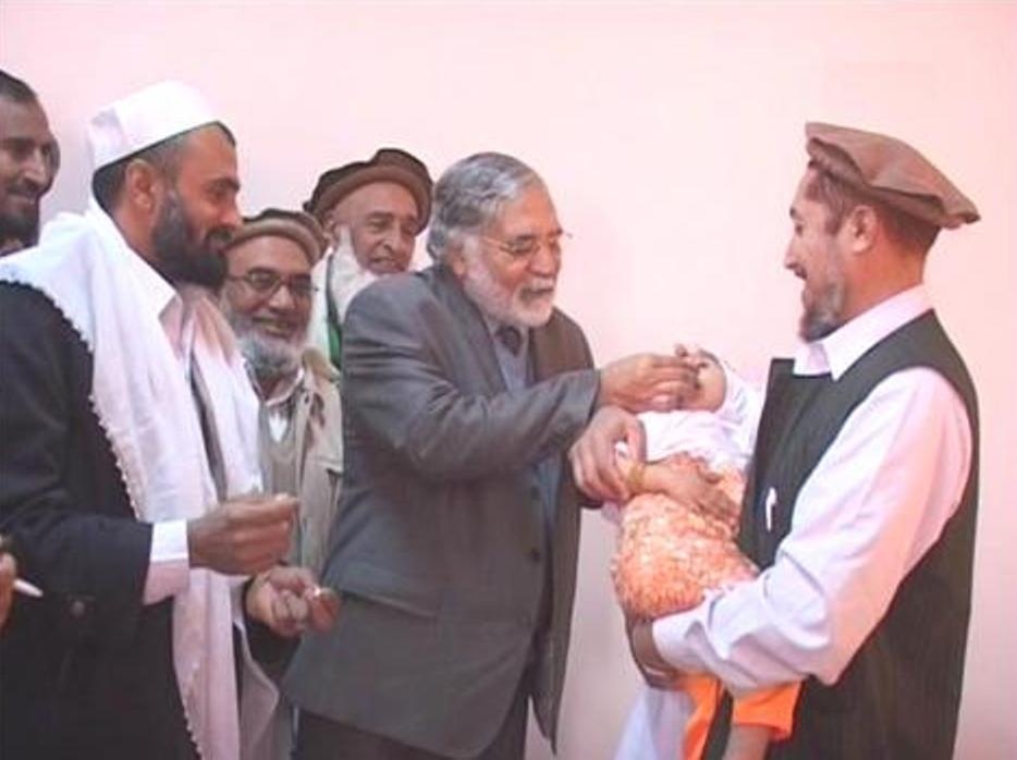Afghan Governor Administers Polio Vaccine to Young Girl