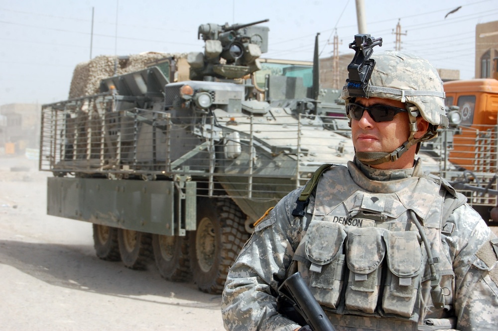 Hawaii Soldier Patrols Iraqi Town with Security Forces