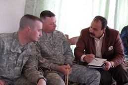 U.S. Army Officers Discuss Greenhouse Projects with Iraqi Tribal Leader