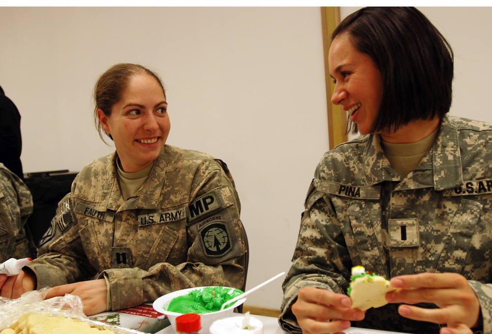 Soldiers Spread Holiday Cheer with Christmas Cookies in Iraq
