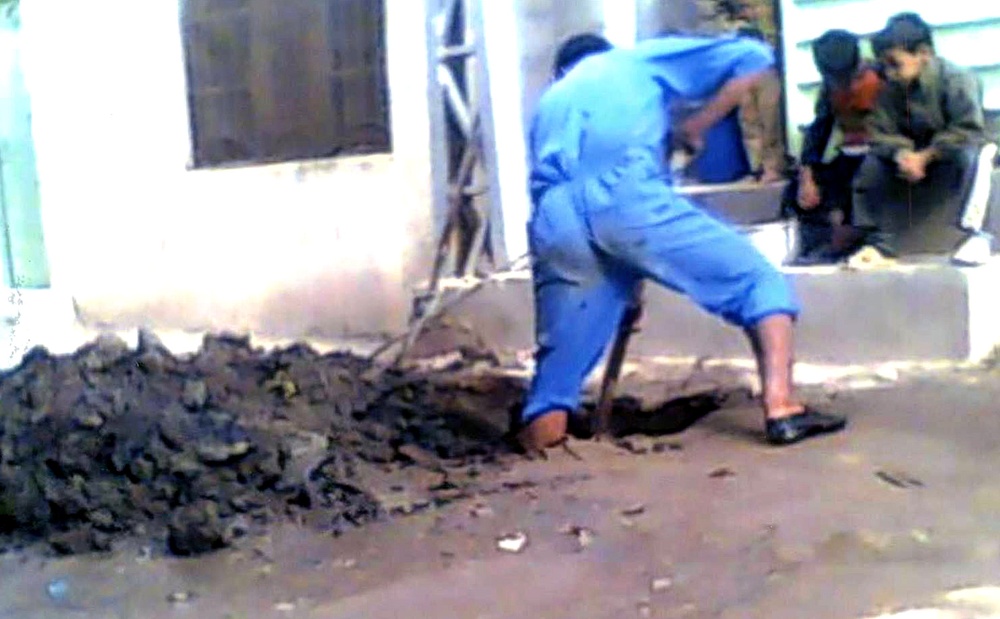 Iraqi Worker Repairs Sewer System in Baghdad's Sadr City