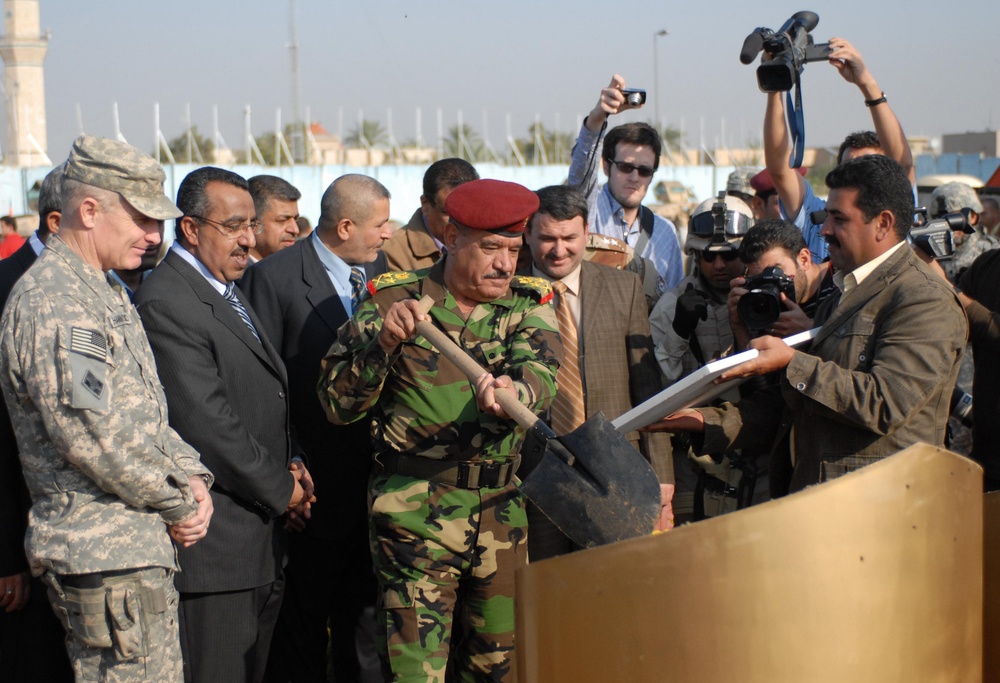 Iraqi Commander Kicks Off Army Canal Dredging Project in Baghdad